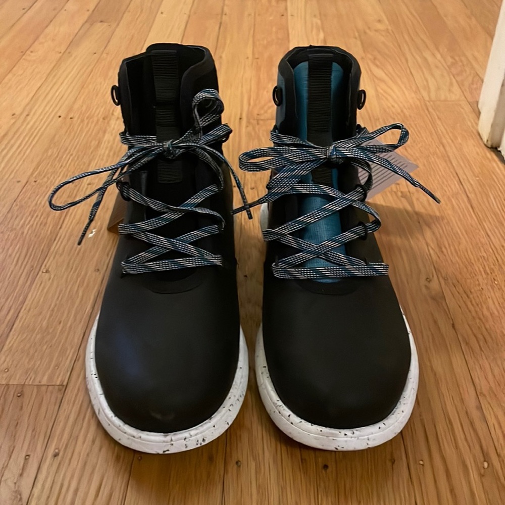 Brand New BOGS Juniper Hiker Waterproof lace up hiking boots. W7. Black/green.